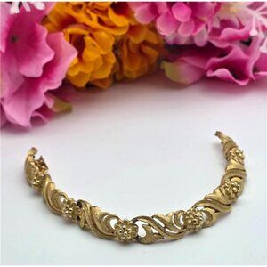 Avon Gold Tone Floral Link Bracelet Vintage Textured Leaves Flower 7 In